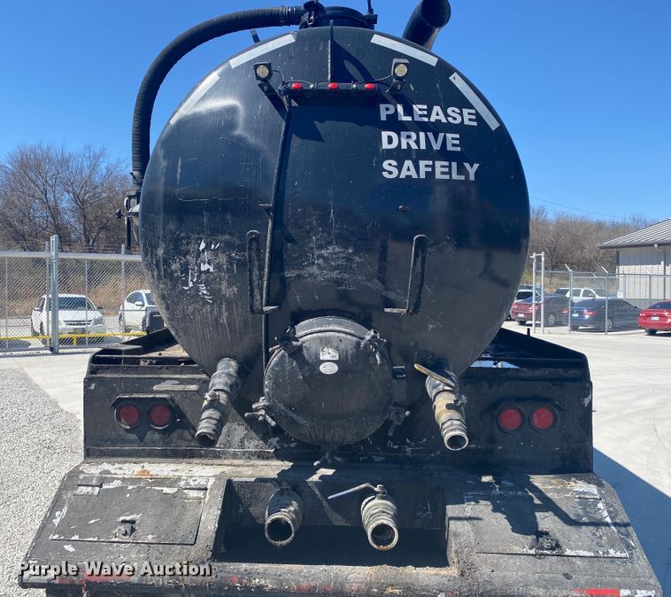 image for item DM4000 1990 International 9400  vacuum truck