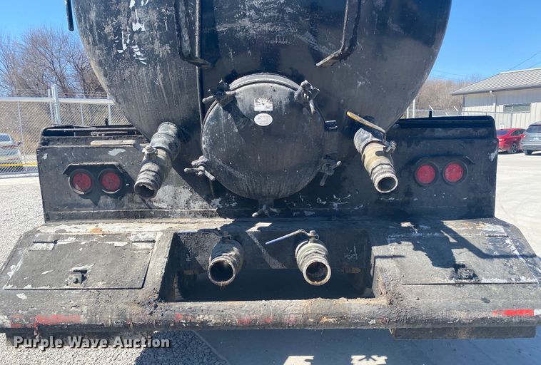 image for item DM4000 1990 International 9400  vacuum truck