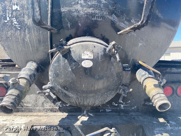 image for item DM4000 1990 International 9400  vacuum truck