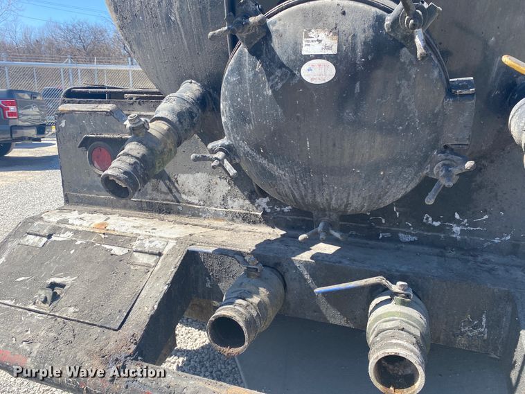 image for item DM4000 1990 International 9400  vacuum truck