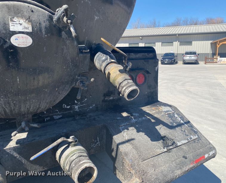 image for item DM4000 1990 International 9400  vacuum truck