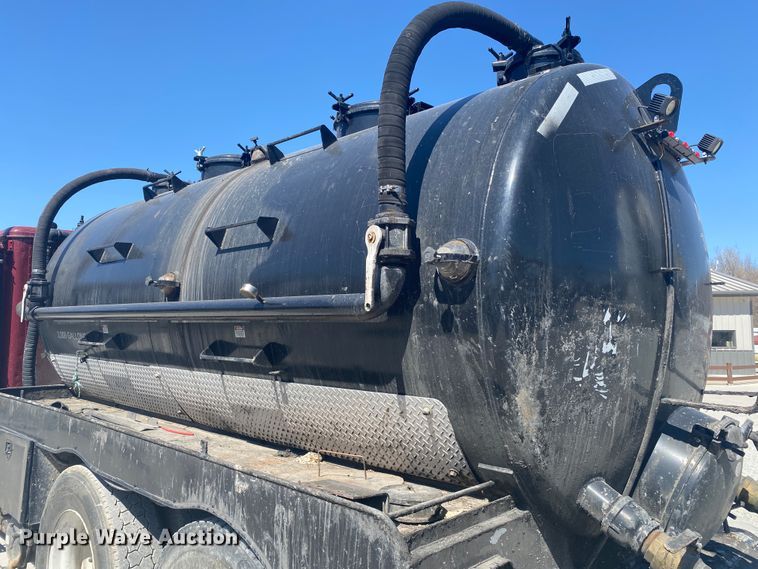 image for item DM4000 1990 International 9400  vacuum truck