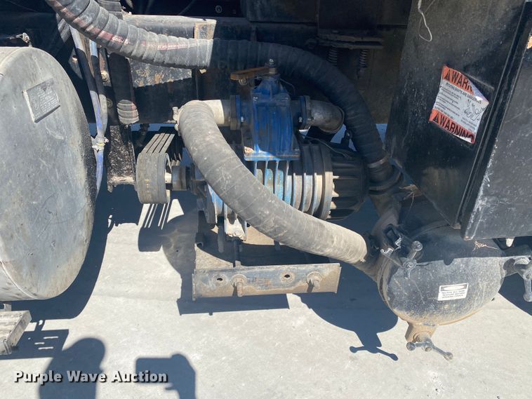 image for item DM4000 1990 International 9400  vacuum truck