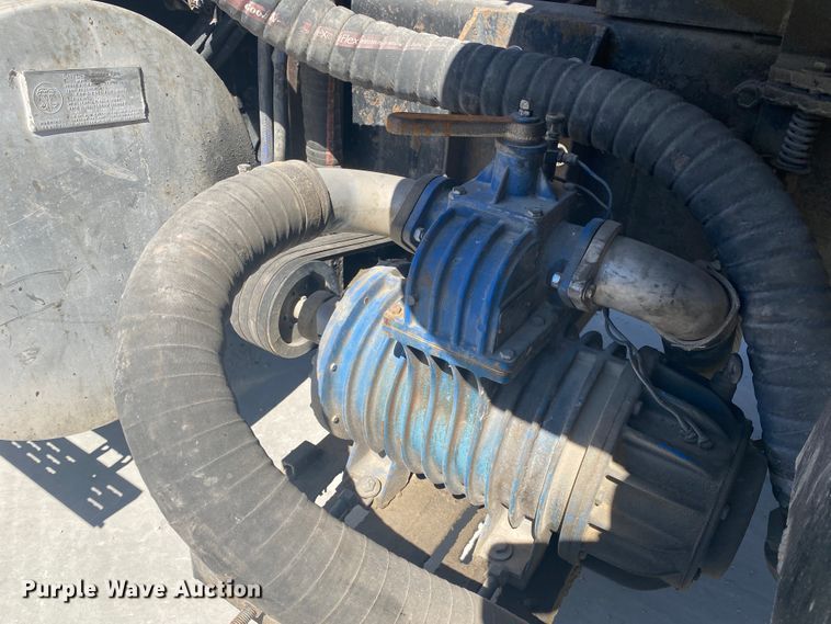 image for item DM4000 1990 International 9400  vacuum truck