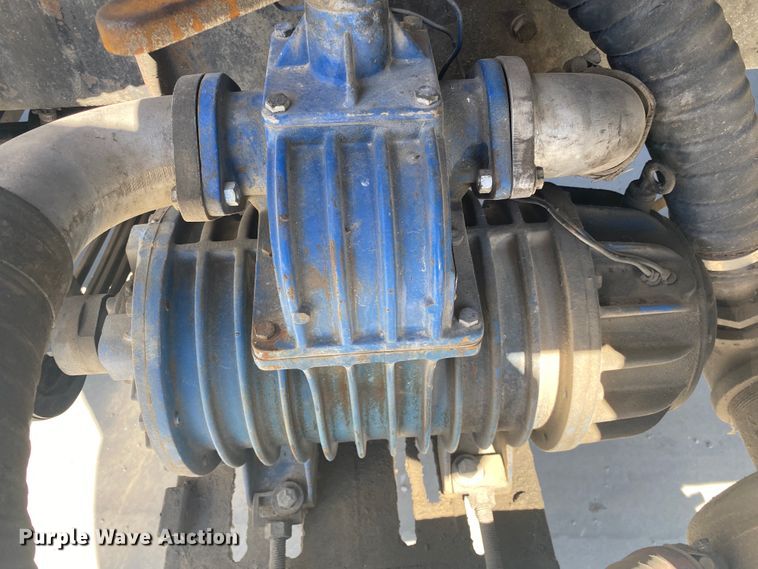 image for item DM4000 1990 International 9400  vacuum truck
