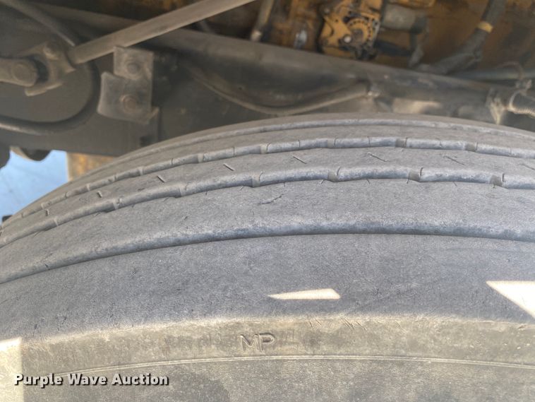 image for item DM4000 1990 International 9400  vacuum truck