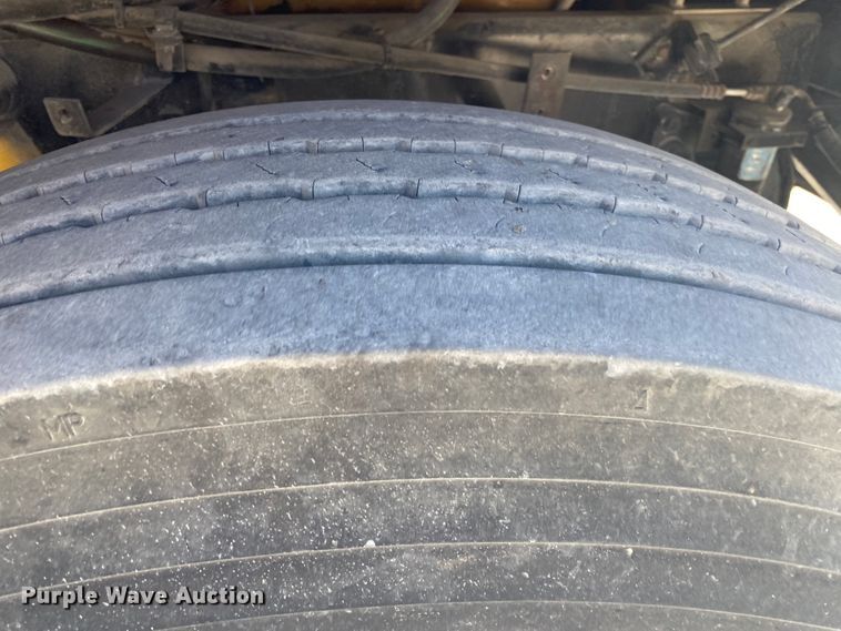 image for item DM4000 1990 International 9400  vacuum truck