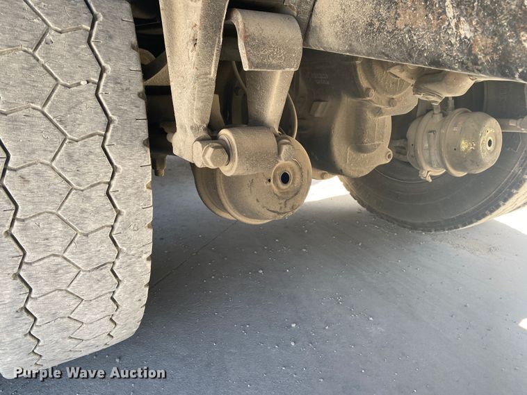 image for item DM4000 1990 International 9400  vacuum truck