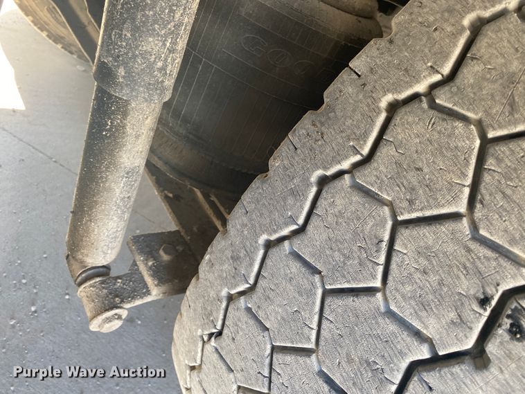 image for item DM4000 1990 International 9400  vacuum truck