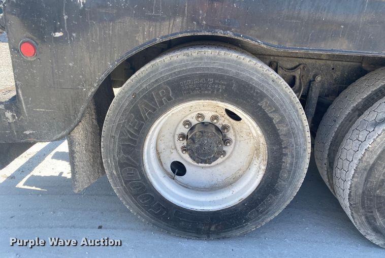 image for item DM4000 1990 International 9400  vacuum truck