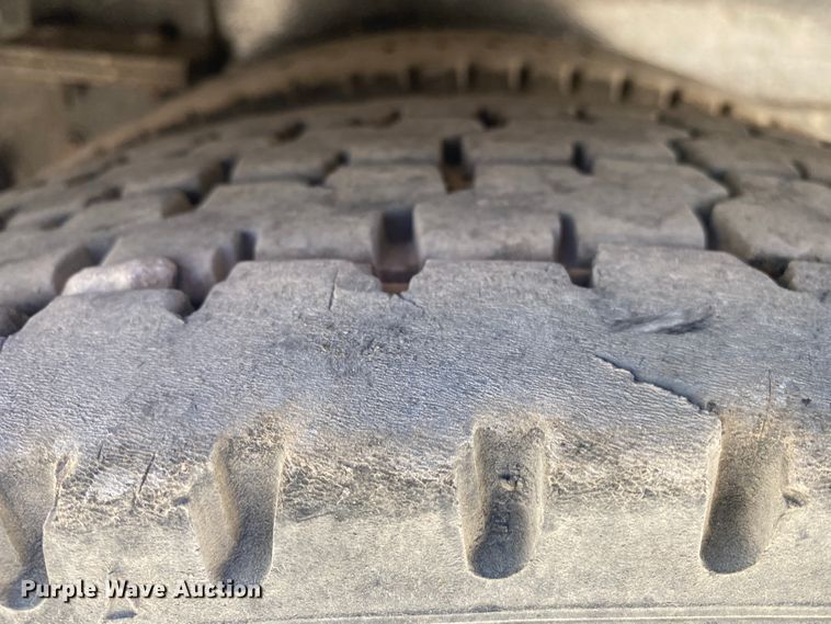 image for item DM4000 1990 International 9400  vacuum truck