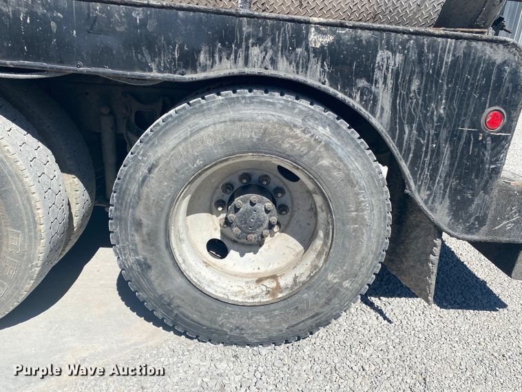 image for item DM4000 1990 International 9400  vacuum truck