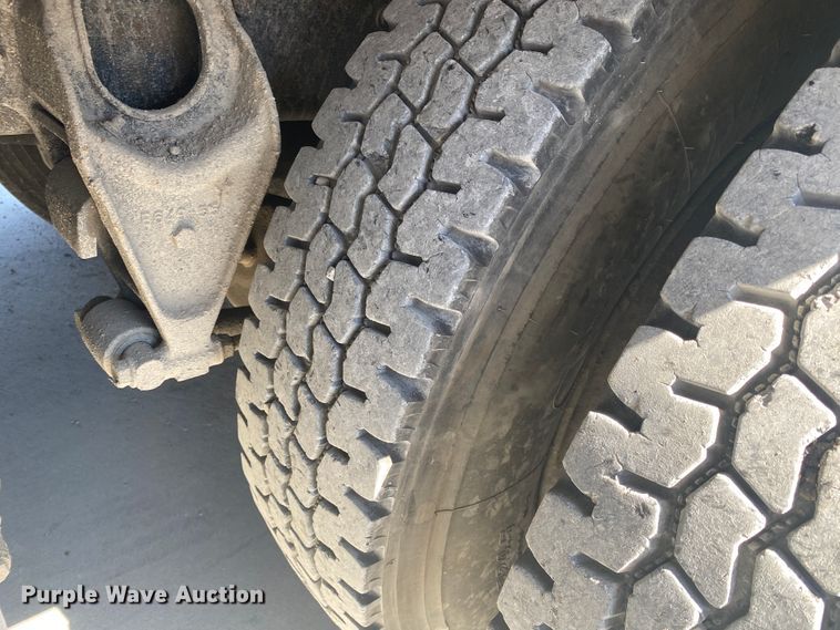 image for item DM4000 1990 International 9400  vacuum truck