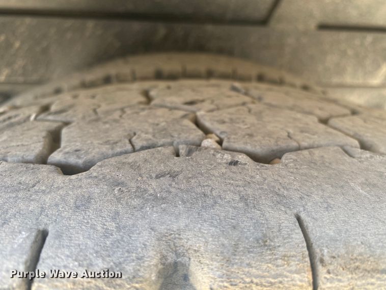 image for item DM4000 1990 International 9400  vacuum truck