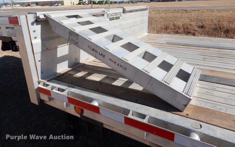 image for item DR0867 2004 Wilson CFD900  drop deck trailer