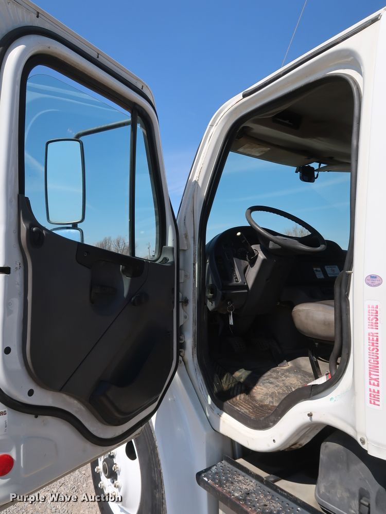 image for item IY9149 2007 Freightliner M2  flatbed truck