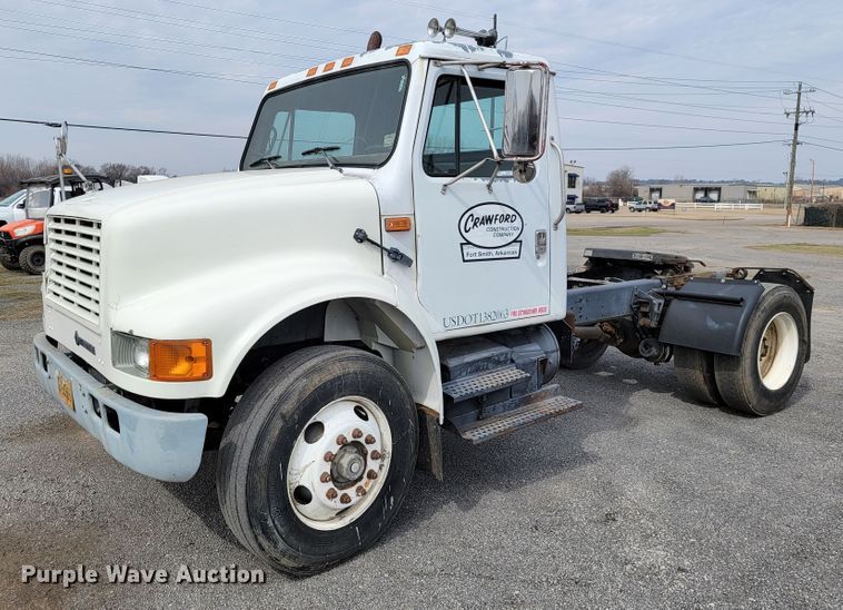 image for item JE9928 1993 International 4900  semi truck
