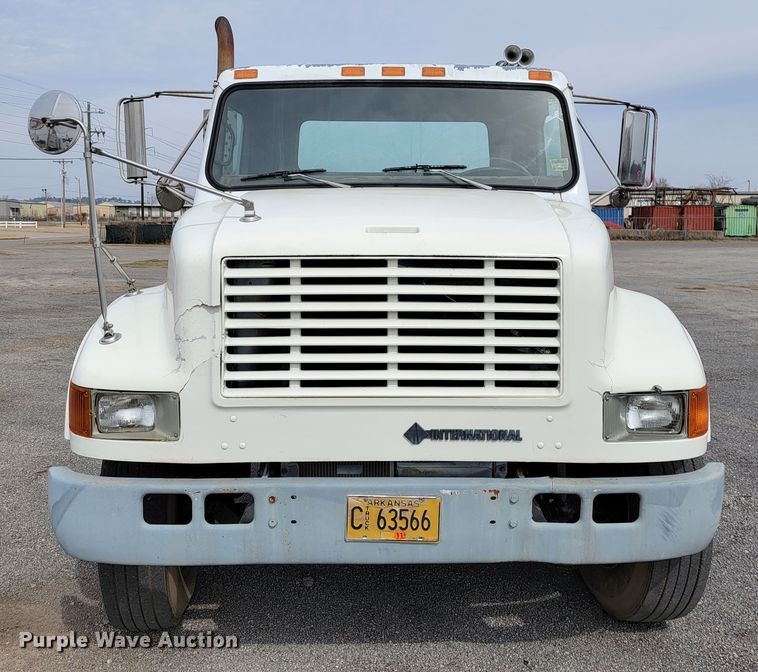 image for item JE9928 1993 International 4900  semi truck