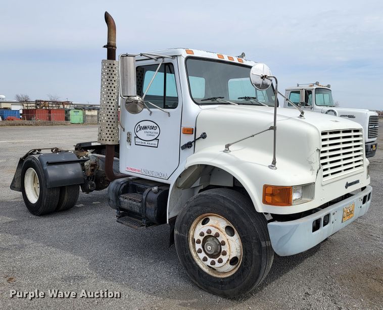 image for item JE9928 1993 International 4900  semi truck