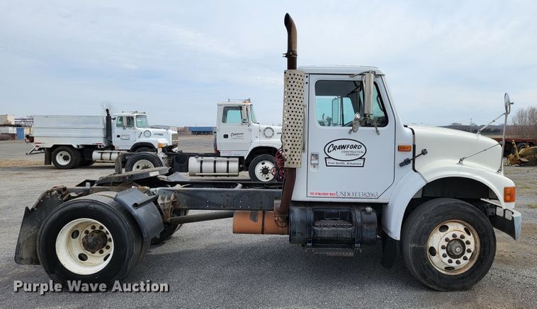 image for item JE9928 1993 International 4900  semi truck