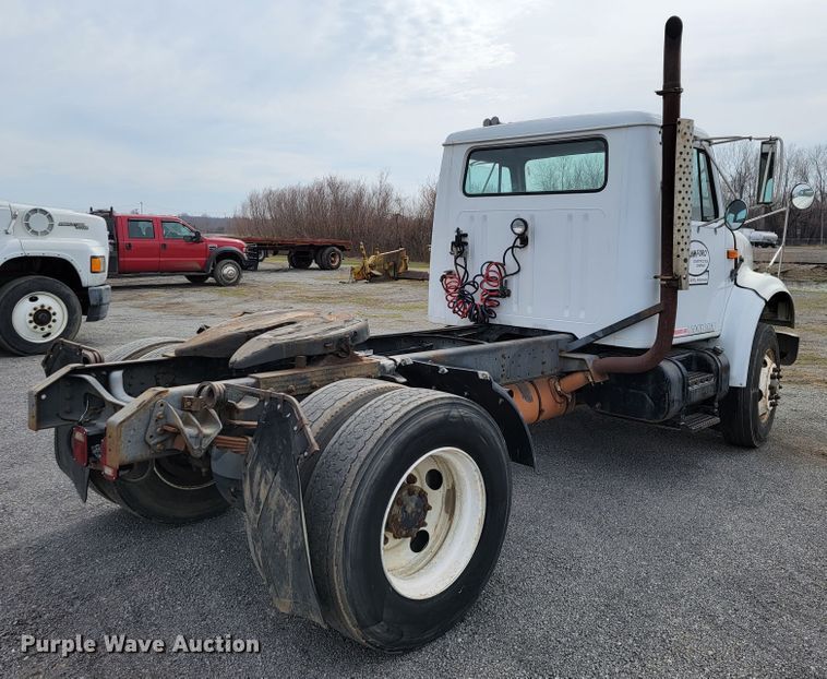 image for item JE9928 1993 International 4900  semi truck