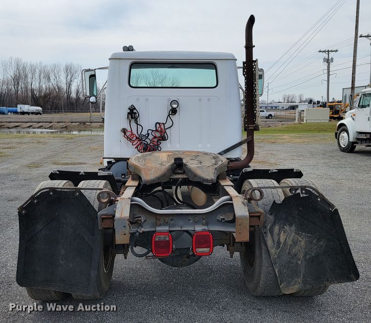 image for item JE9928 1993 International 4900  semi truck