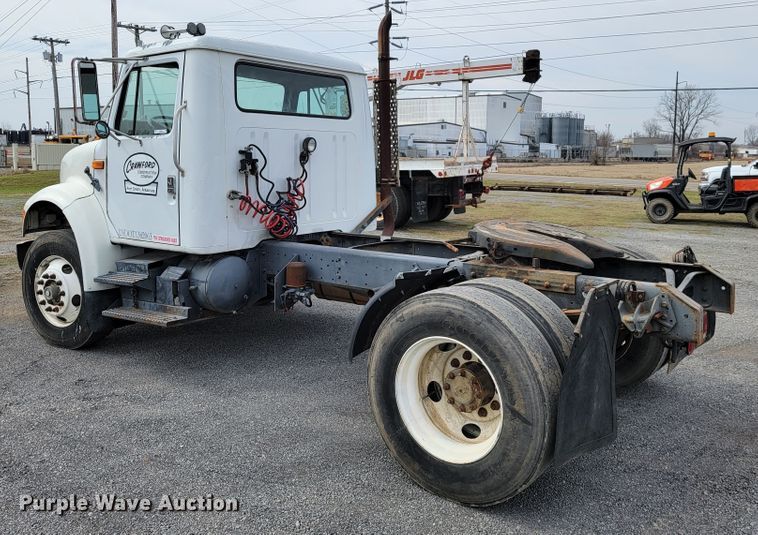 image for item JE9928 1993 International 4900  semi truck