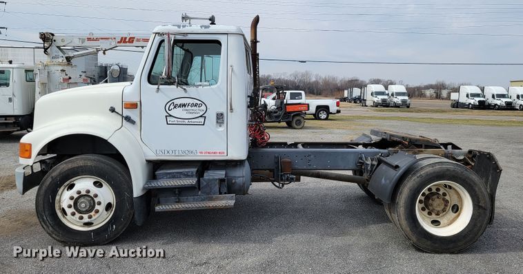 image for item JE9928 1993 International 4900  semi truck