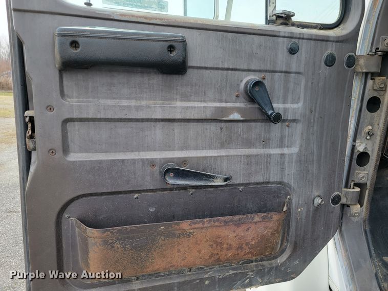 image for item JE9928 1993 International 4900  semi truck