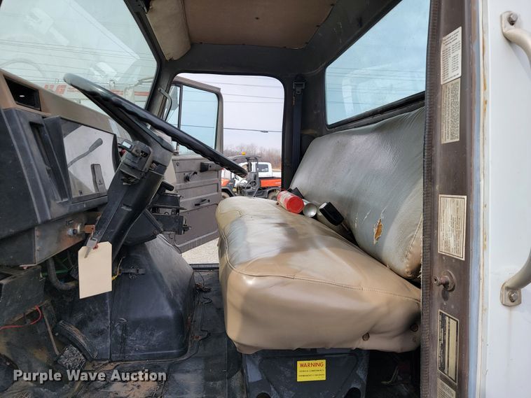 image for item JE9928 1993 International 4900  semi truck