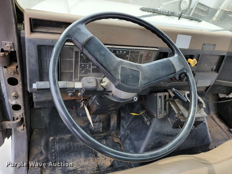 image for item JE9928 1993 International 4900  semi truck