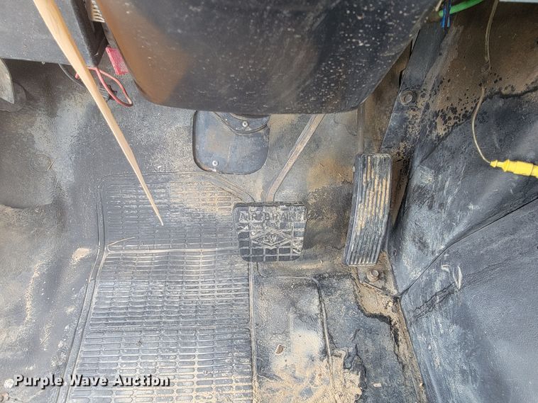 image for item JE9928 1993 International 4900  semi truck