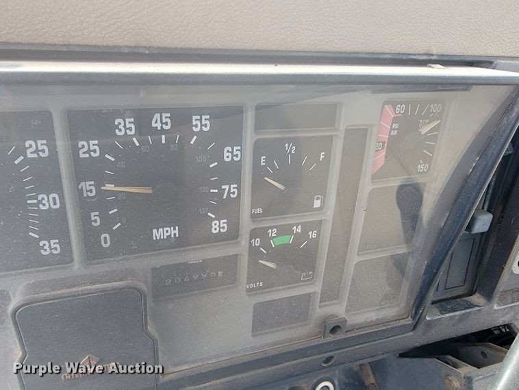 image for item JE9928 1993 International 4900  semi truck