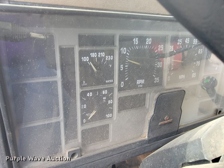 image for item JE9928 1993 International 4900  semi truck