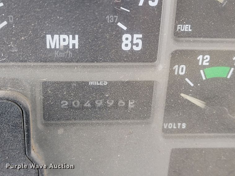 image for item JE9928 1993 International 4900  semi truck