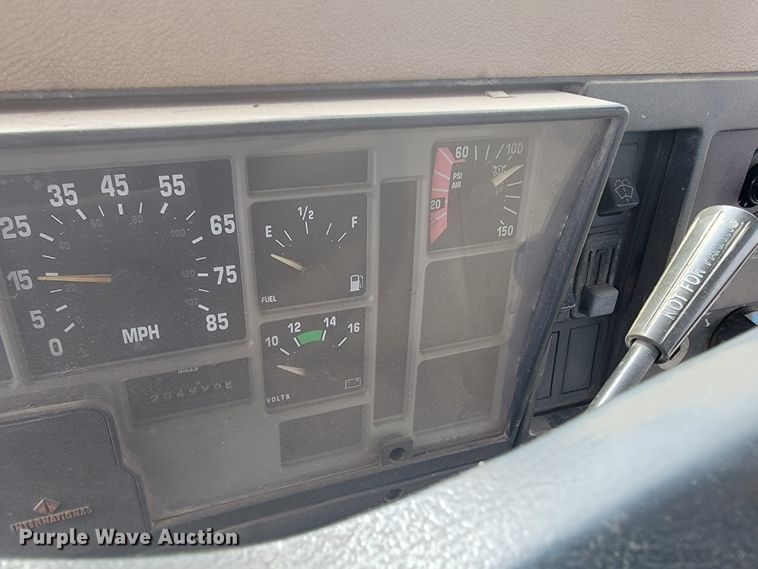 image for item JE9928 1993 International 4900  semi truck