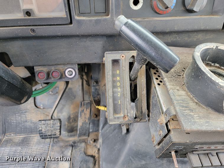 image for item JE9928 1993 International 4900  semi truck