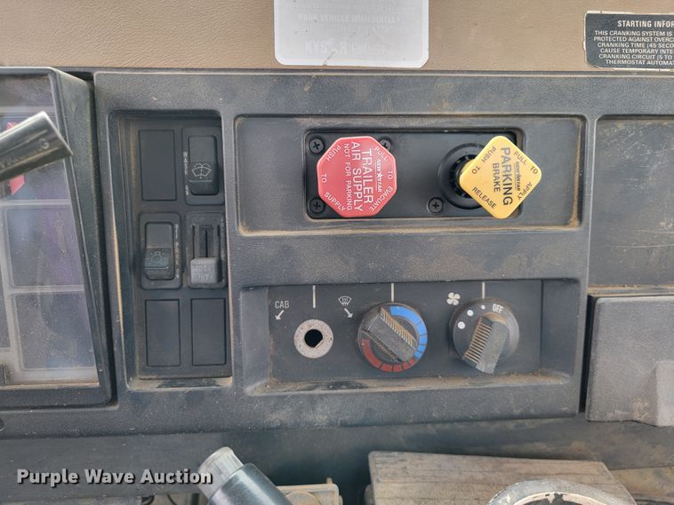 image for item JE9928 1993 International 4900  semi truck