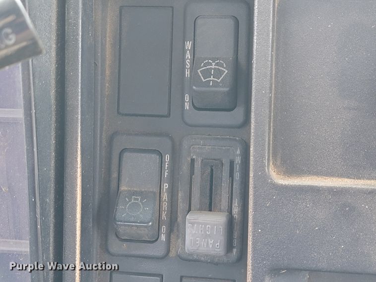 image for item JE9928 1993 International 4900  semi truck