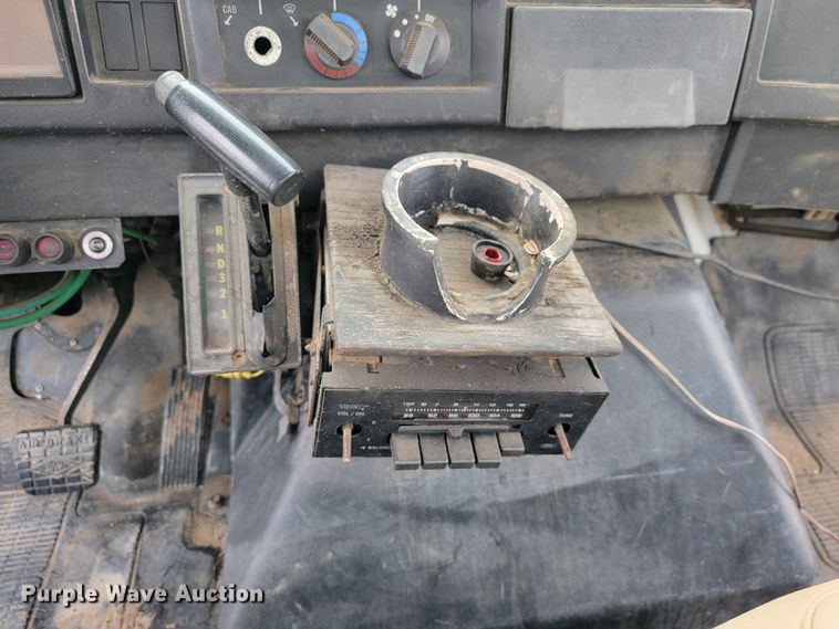 image for item JE9928 1993 International 4900  semi truck