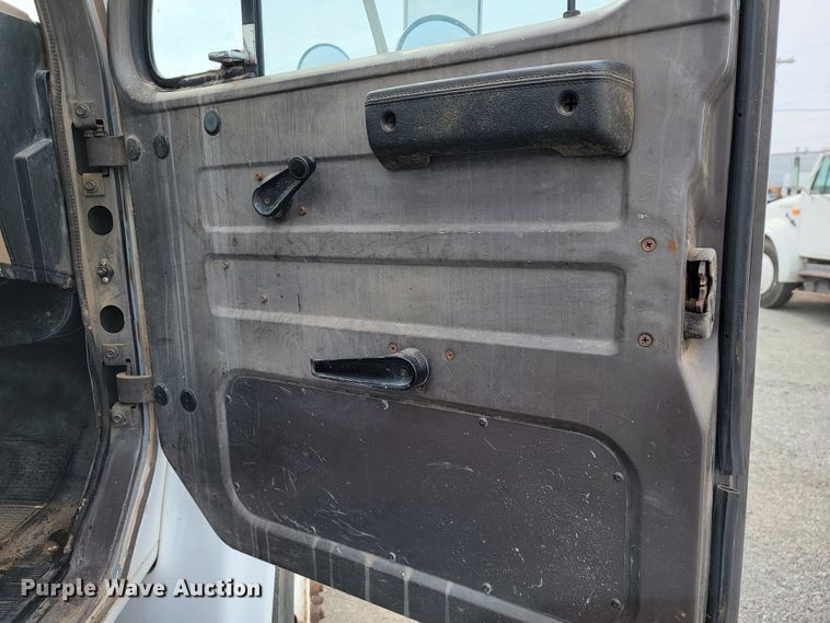 image for item JE9928 1993 International 4900  semi truck