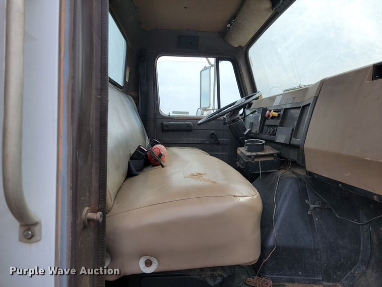 image for item JE9928 1993 International 4900  semi truck