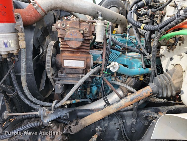 image for item JE9928 1993 International 4900  semi truck