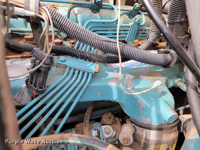 image for item JE9928 1993 International 4900  semi truck