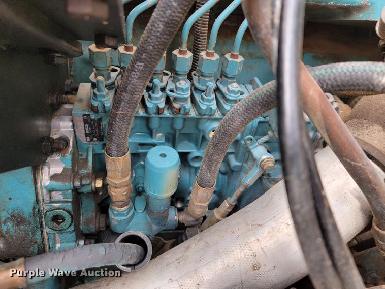 image for item JE9928 1993 International 4900  semi truck