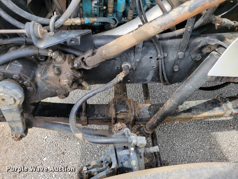 image for item JE9928 1993 International 4900  semi truck