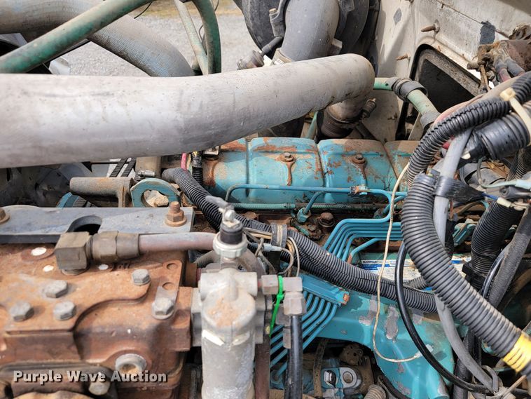 image for item JE9928 1993 International 4900  semi truck