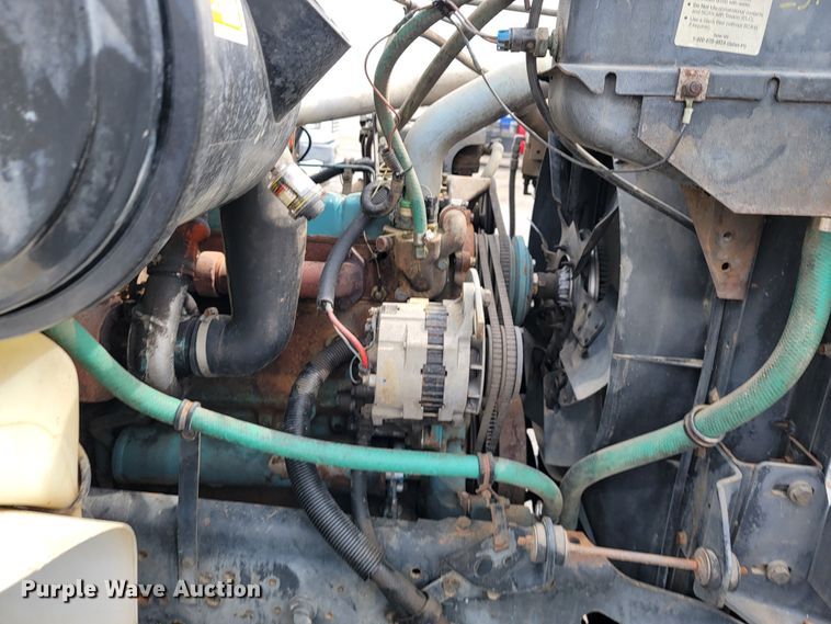 image for item JE9928 1993 International 4900  semi truck