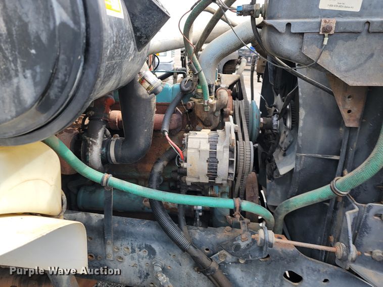 image for item JE9928 1993 International 4900  semi truck