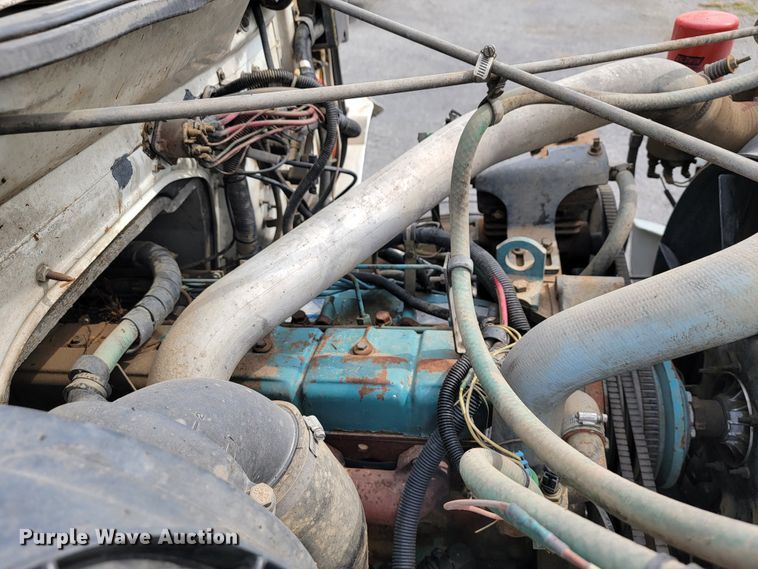 image for item JE9928 1993 International 4900  semi truck